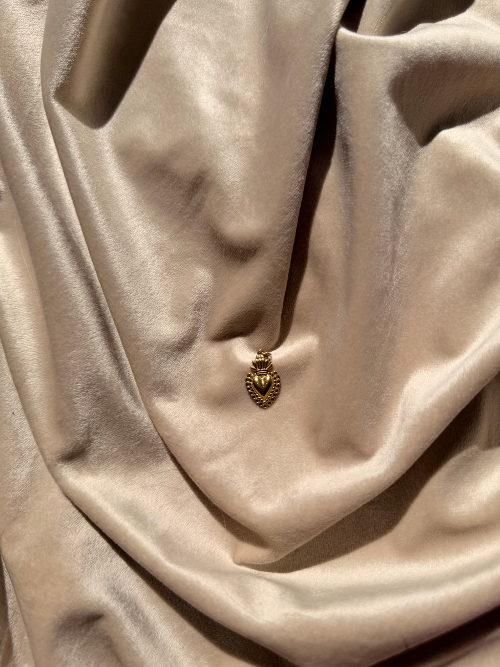 CHARM AMORE SACRO